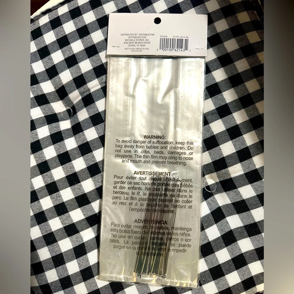 CELEBRATE IT 50 TREAT BAGS W/ TIES 9.5”x4”x2” CLEAR RECTANGLE GIFT WRAP SEALED